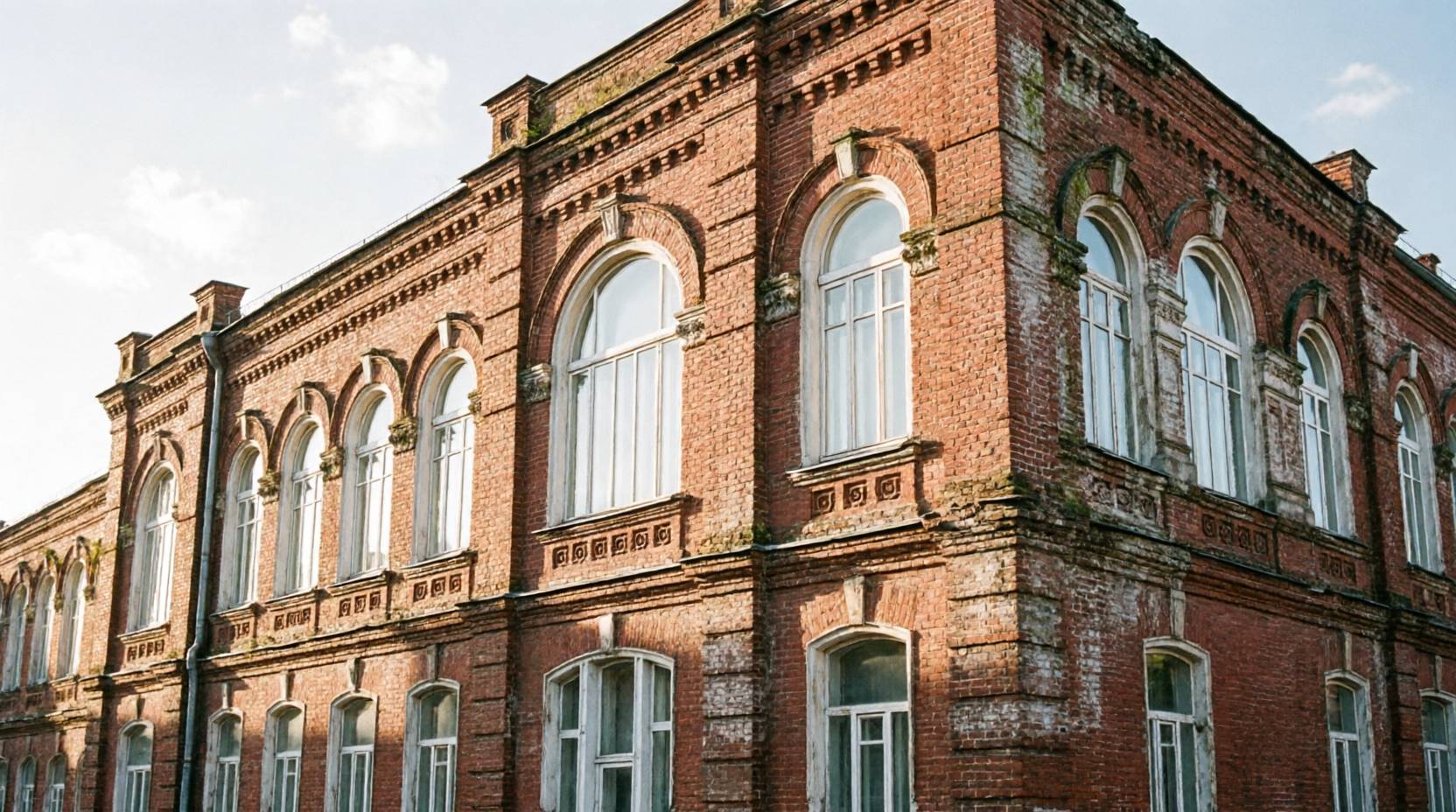 Кирпичные корпуса фабрики Кочетова с арочными окнами